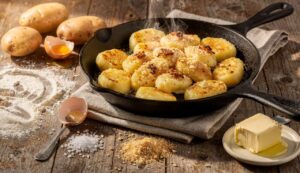 Kopytka smażę na maśle z bułką tartą. Proste danie z dzieciństwa, które wygrywa z każdym obiadem